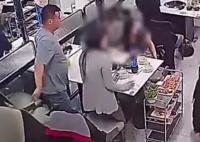 多人轮番骚扰女顾客 店员制止被报复