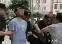 男子当街砍人 路人:有人耳朵被砍