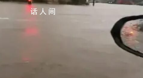 桂林强降雨出现内涝:车要浮起来了