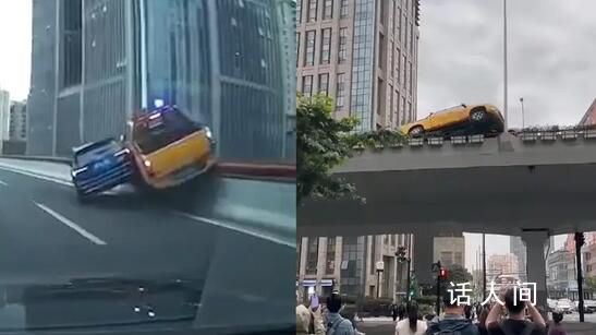 上海两车“斗气” 致一车骑跨高架栏