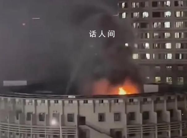 宁波一医院突发火灾 多辆消防车已赶到现场