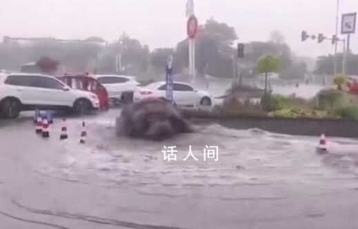 四川南充暴雨 下水道喷出1米高水柱