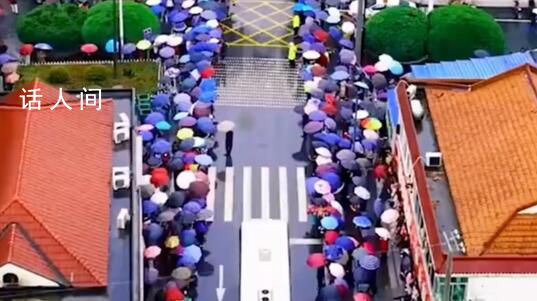 毛坦厂中学万人雨中送考 考生们集体出征迎战高考
