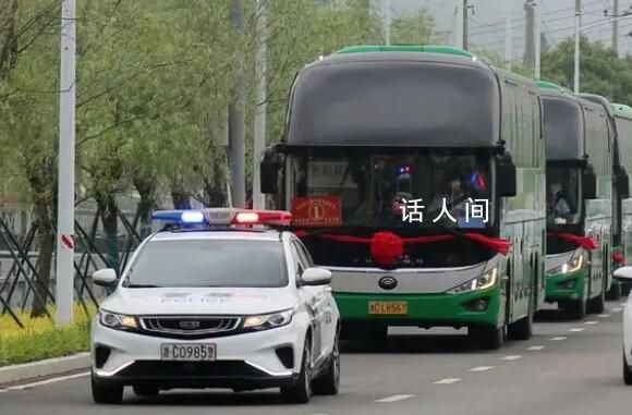 车牌985警车连续18年送考 警察叔叔有心了