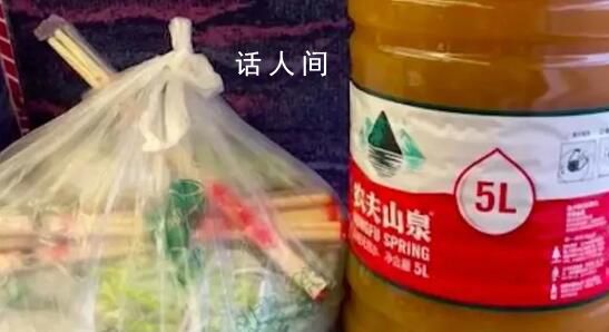 女游客用5L水桶带螺蛳粉汤回广东 网友：这个桶好机智