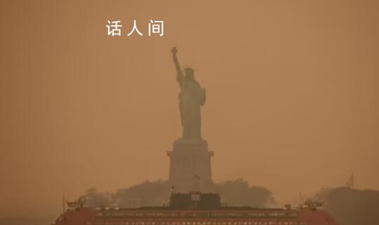 雾霾笼罩纽约 自由女神像被“吞没”