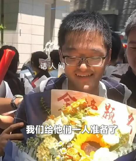 学霸捧花接同学 一句祝福惊艳了