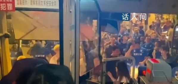 武汉球迷围堵山东球迷大巴车 目前相关部门正在处理此事