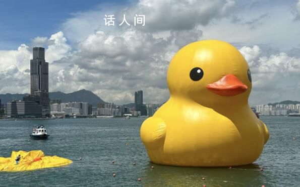 “大黄鸭”阔别10年重游香港 现场有多名市民围观