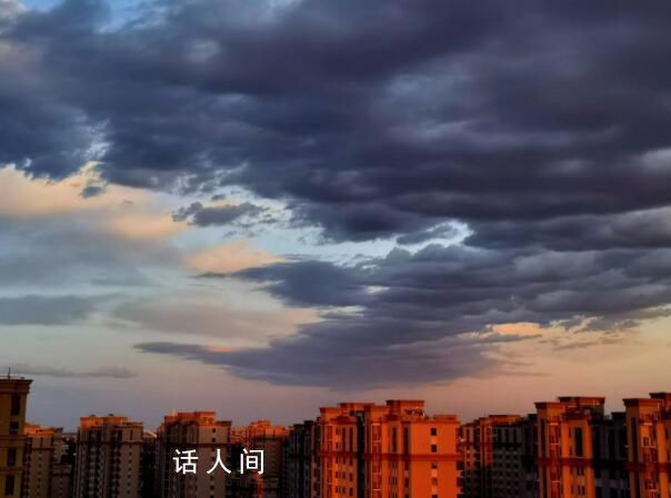 北京的云彩好似泼墨画 大自然浓墨重彩地描绘美景