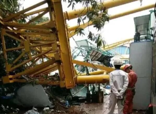 安徽12级大风刮倒龙门吊致3死 事故原因调查及善后处置等工作正在进行中