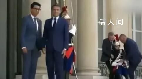 马克龙接见外国元首时一警卫热晕 当天巴黎的气温高达30摄氏度