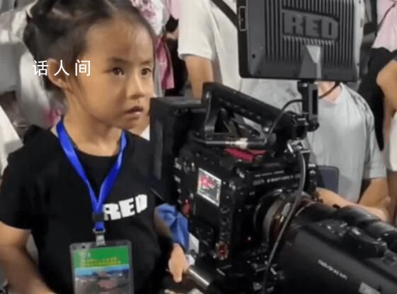 5岁小女孩负责贵州村超直播镜头 引起众多国内球迷关注