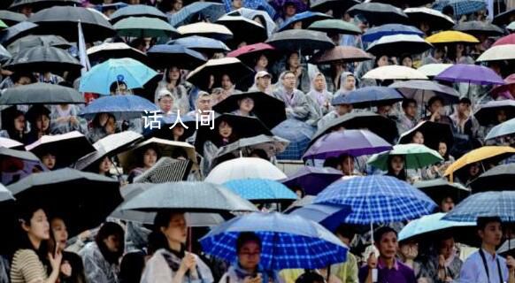 大雨中校长毕业典礼致辞只念了标题 为了让学生们少淋雨