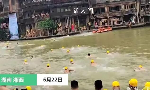 凤凰古城端午热:众人跳水抓鸭