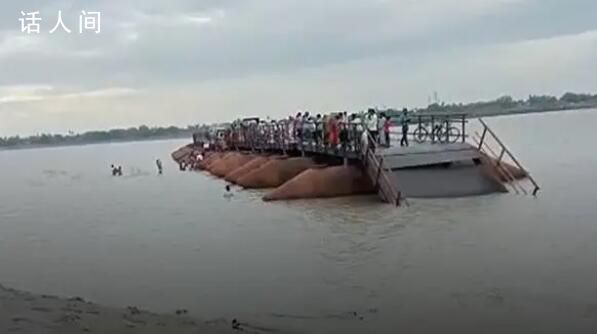 印度一座桥梁在大风中坍塌 导致大批正在过桥的行人被困河中