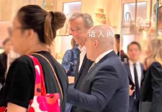 LV总裁带儿女现身北京巡店 对中国市场非常乐观