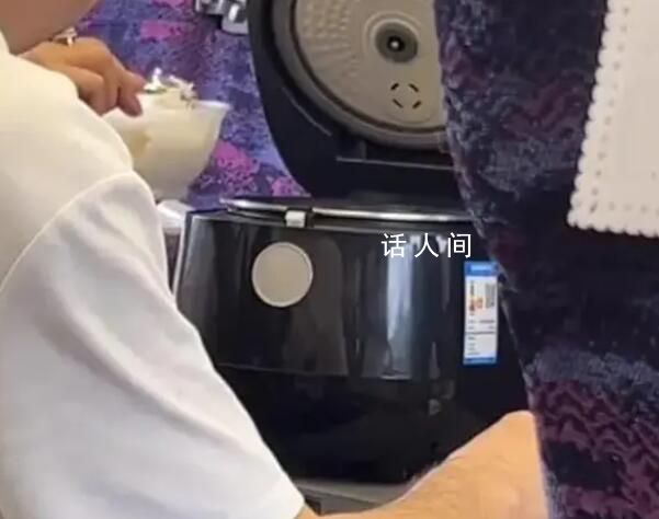 大妈用高铁上的插座焖了一锅米饭 让网友们争议不断