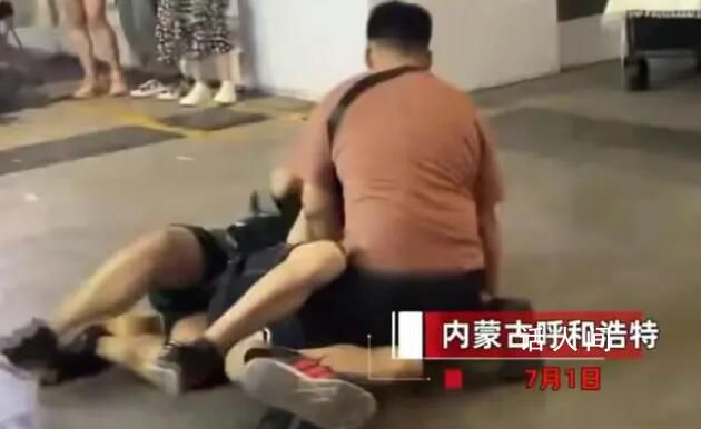 男子偷拍裙底被按倒 路人称不至于