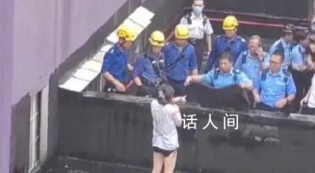 雨天女子欲跳楼嫌雨大向警察借雨衣 呼吁关注年轻人的心理健康