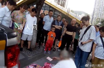 老人街头散钱66万无人要:钱非万能