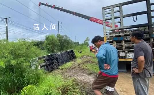 泰国载有中国游客巴士翻车致27伤 救援人员赶到后切割车身将他们救出并送往医院