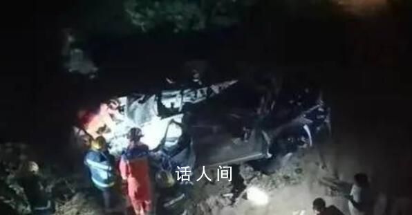 郑州暴雨 一轿车飞下高架桥 目前事故原因在调查处理中