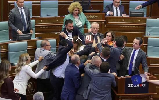 科索沃议会爆发大规模斗殴 阿尔宾·库尔蒂在议会演讲时遭反对派议员泼水
