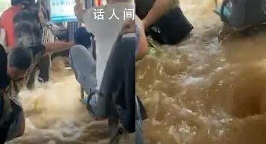 扬州暴雨积水倒灌公交没过乘客大腿 对乘客的出行带来了困扰