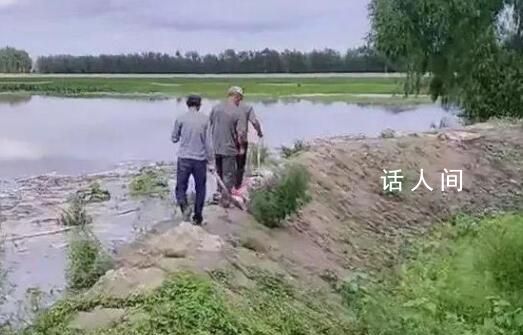 两男子挖堤坝灌溉玉米地瞬间被淹 外引发灾难