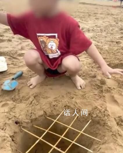母亲晒孩子在沙滩制竹签陷阱引争议 网友们为此吵翻了