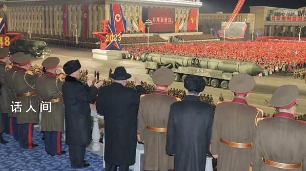 朝鲜举行阅兵 “怪兽”导弹亮相