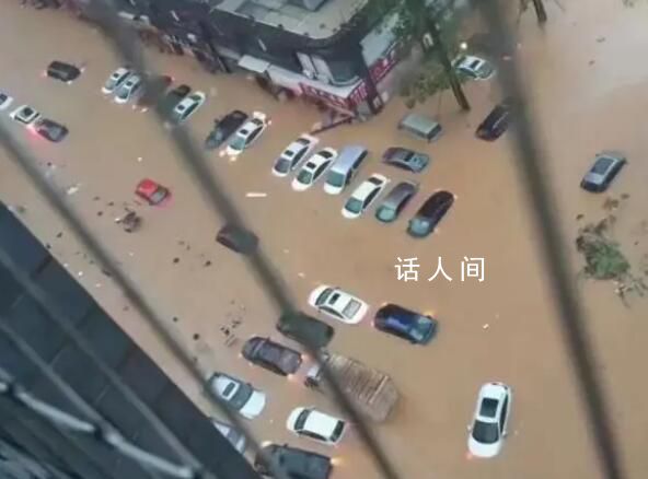福州特大暴雨:街道成河多车泡水