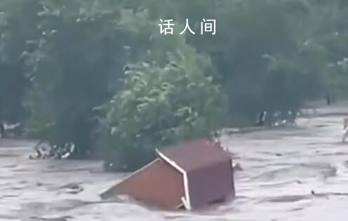 直击北京暴雨:有房屋被冲进河流
