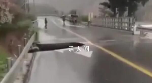 北京十渡水位暴涨桥梁被冲塌 给当地居民和游客带来了极大的不便
