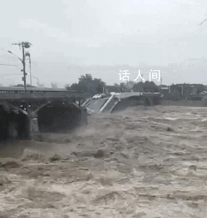 北京暴雨致一桥梁坍塌 有车辆被冲走