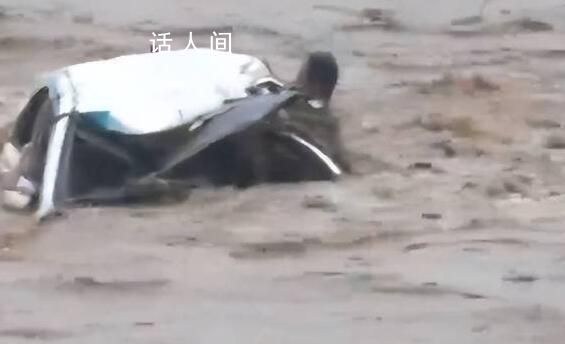 暴雨中河北邯郸上演生死救援 一辆车辆陷入湍流河道情况十分危险