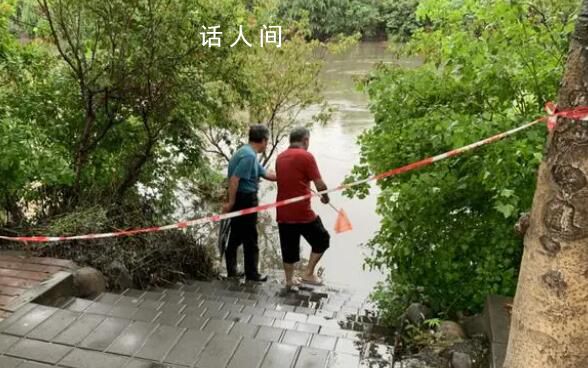 北京凉水河暴涨 仍有人越线捞鱼