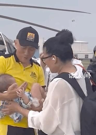 洪水中4个月大婴儿被直升机吊起 空中救援有哪些难忘瞬间