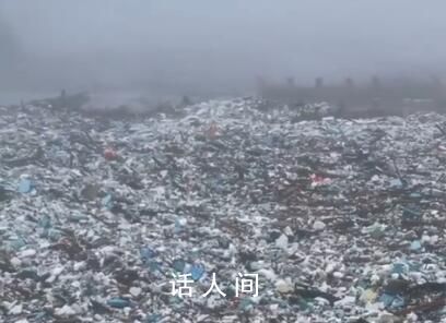 暴雨过后的下游河道:堆满生活用品