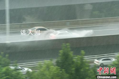 河南遭新一轮暴雨袭击 新乡已积水漫路