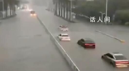 广西南宁突降暴雨 有车辆被淹