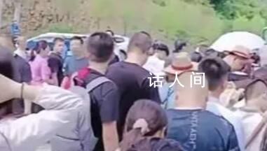 山西一景区游客聚集高喊退票 正在对此事起因进行调查