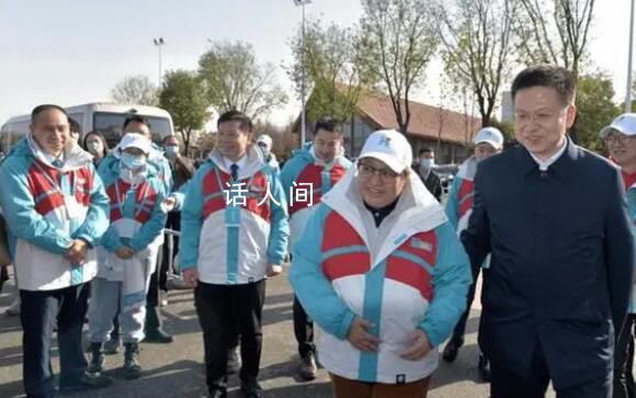 韩红团队捐赠黑龙江80辆救护车 离开时受到隆重欢送