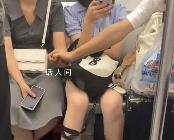 情侣地铁上隔人坐仍手拉手 中间女生吃了一嘴狗粮