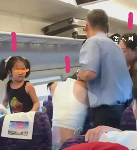女子与母女俩高铁上吐口水互殴 其中尤其引人注目的是一位五岁的小女孩