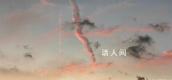 气象专家科普上海上空现不明飞行物 像是飞机的尾迹云