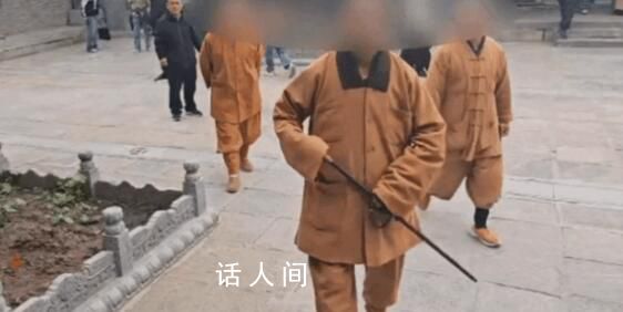 女子称景区拍照被僧人持棍追打 网友：这是元不够了吧