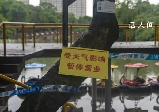 暴雨后的动物园:猛兽显得暴躁