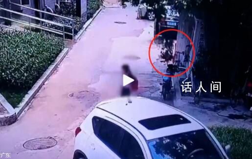 广州一小区天降哑铃险砸小孩 物业人员称正配合警方调查
